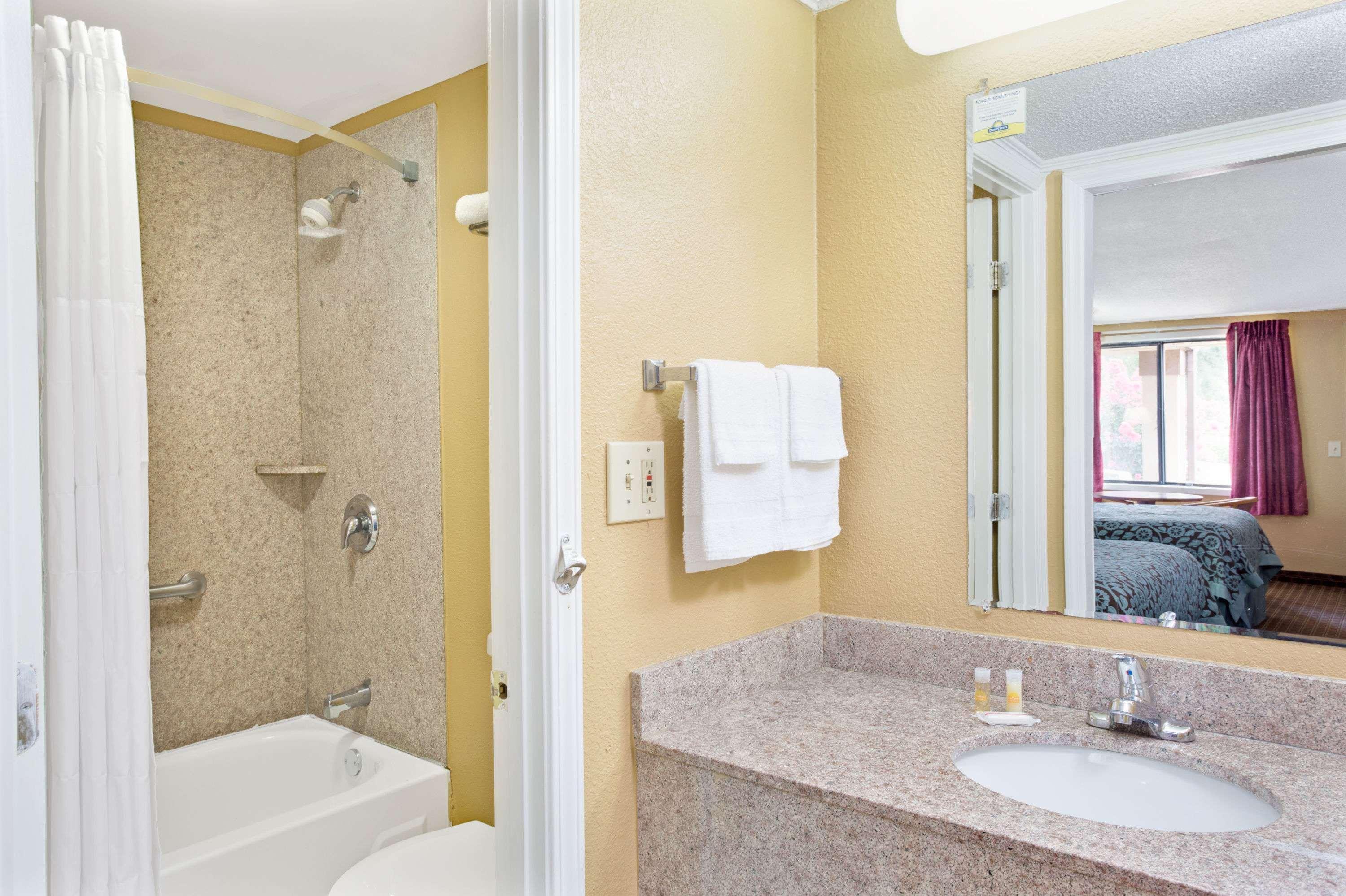 Days Inn By Wyndham Lawrenceville Εξωτερικό φωτογραφία